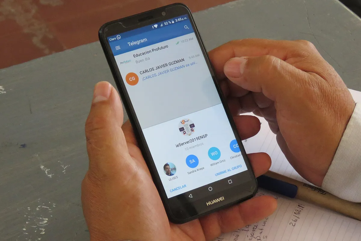 смартфон с открытым мессенджером Telegram в руках